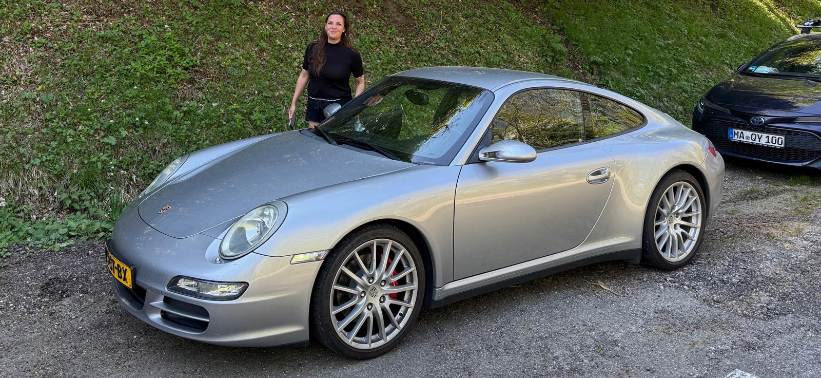 Porsche 911 op bergweg