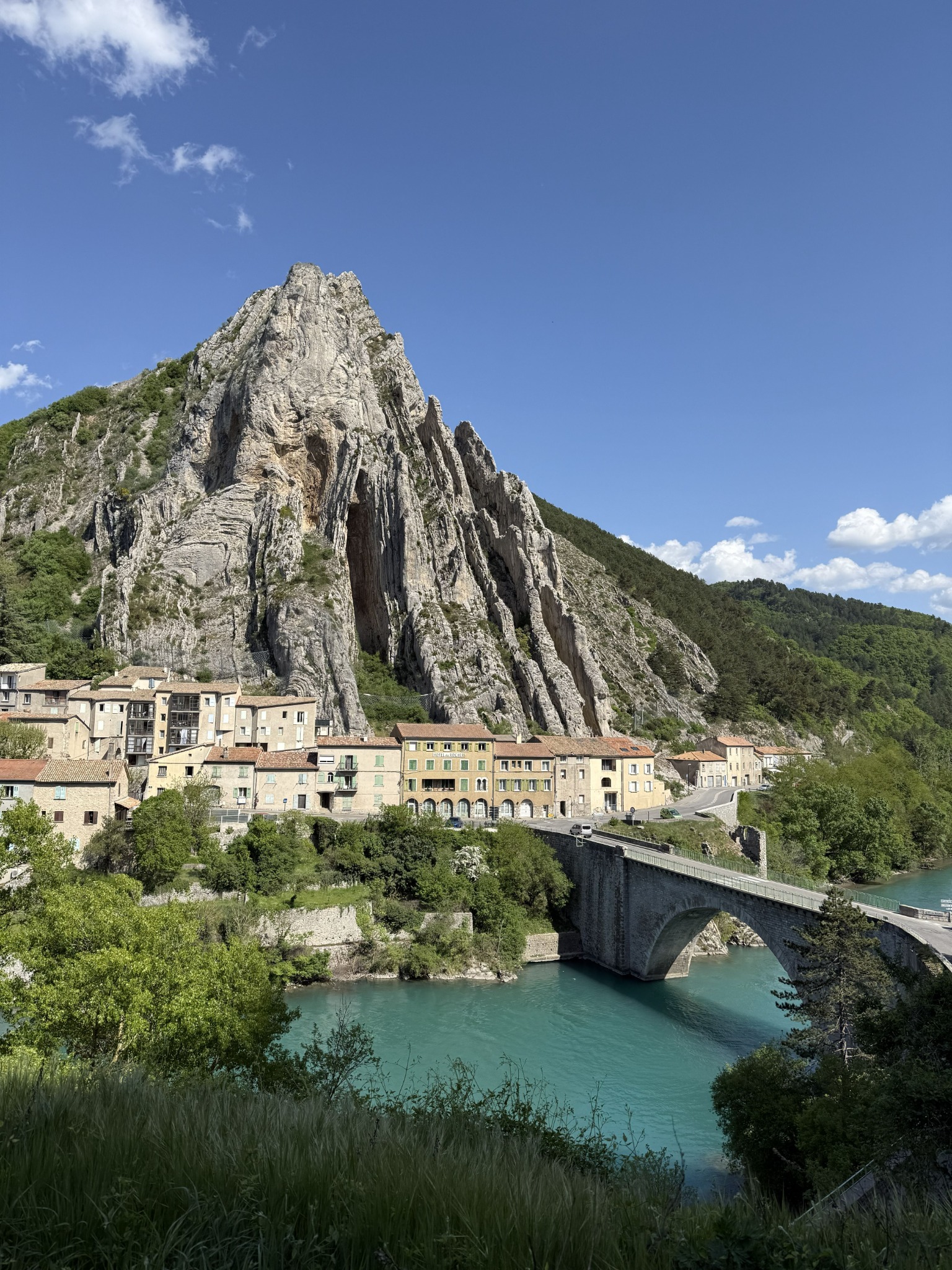 Het Rocher de la Baume en de brug over de Durance bij Sisteron, Zuid-Frankrijk